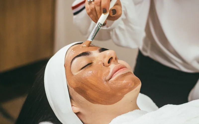 مزوتراپی صورت چیست؟ | راهنمای کامل روش‌های جوانسازی پوست
